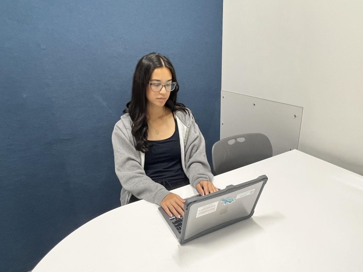 Junior Sofia Lee works on her online Italian class during break. 33 students in the Upper School are currently taking an online class. 